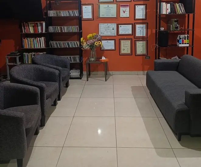 Instalaciones del consultorio de psicoterapia con sillones confortables